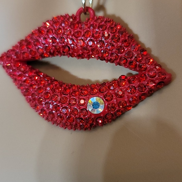 Betsey Johnson Lips Pendant Long Necklace - Picture 4 of 7